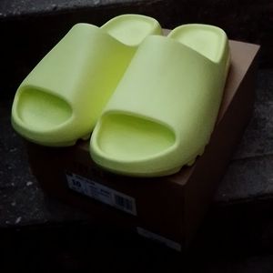 Yeezy slides (Glow Green)